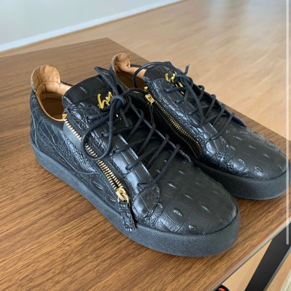 Like new sneakers